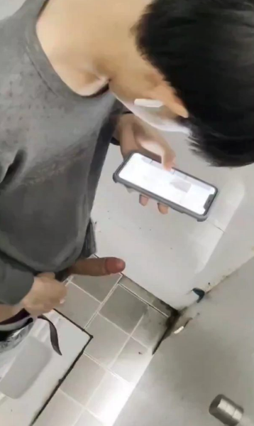 【免费】厕所偷拍18岁男高鲜肉弟弟撸管